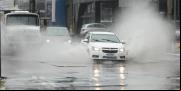 Chuva causa alagamentos em ruas de Porto Alegre