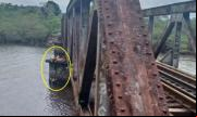 Jovem cai de ponte durante foto e 